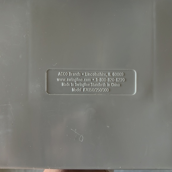 Swingline 3 hole puncher - Picture 5 of 5